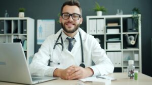 Médico protegendo dados de pacientes em clínica conforme LGPD